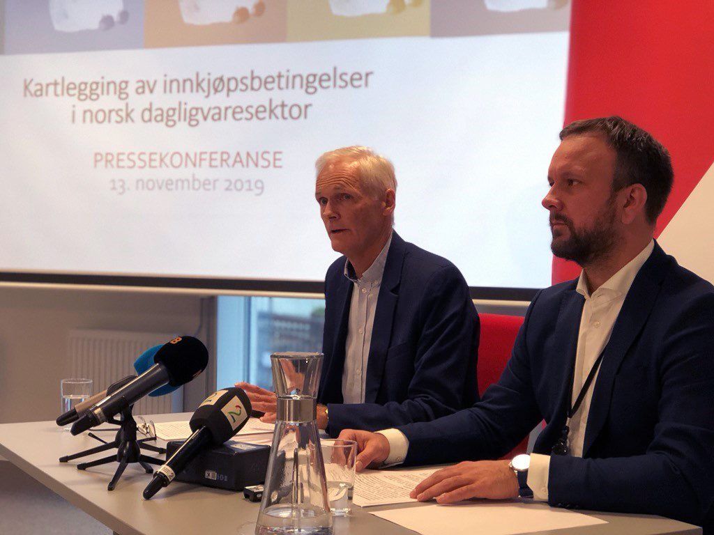 Bilde fra pressekonferanse der konkurransedirektør og prosjektleder presenterer funn i kartlegging av innkjøpspriser.